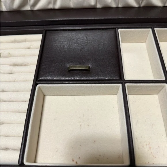 Vintage faux leather jewelry trunk - Picture 5 of 16